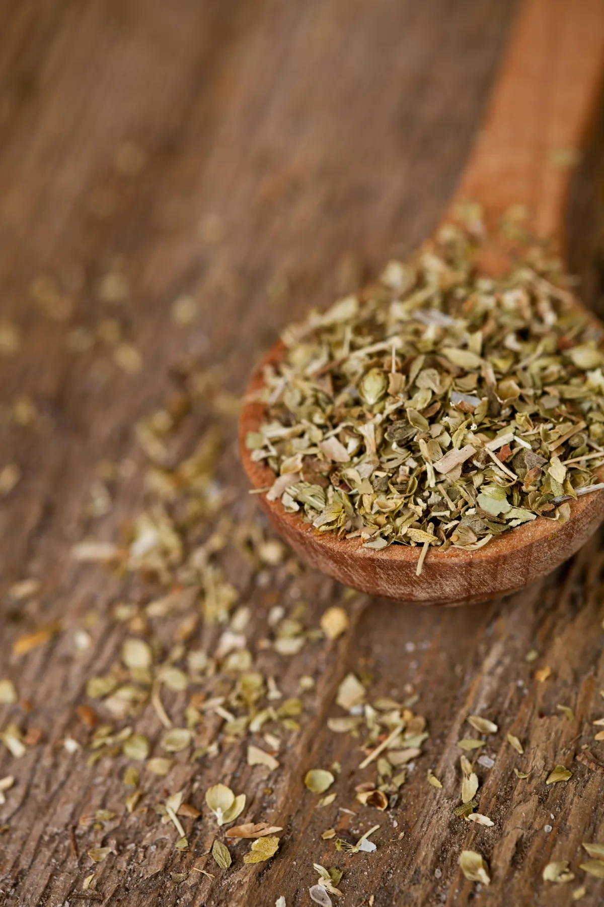 Gedroogde oregano op een houten lepel